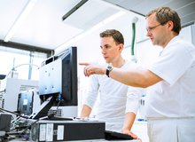 2 forscher am Computer.jpg