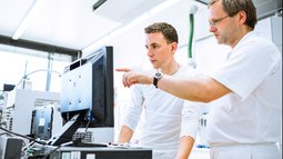 2 forscher am Computer.jpg