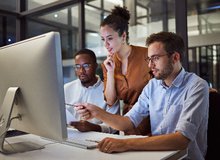 3 forscherInnne vor Bildschirm im Büro.jpg