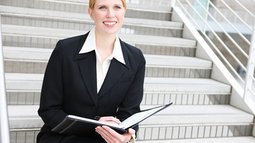 Businessfrau auf Stufen sitzend.jpg