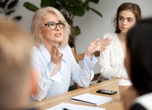 Businesswoman am Besprechungstisch.jpg
