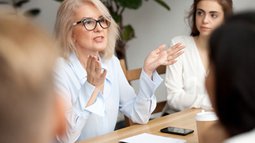 Businesswoman am Besprechungstisch.jpg