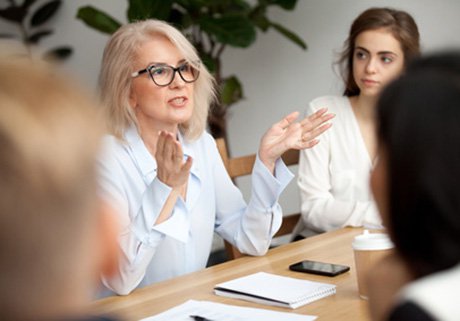 Businesswoman am Besprechungstisch.jpg