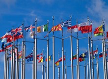 EU Fahnen im Kreis.jpg