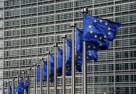 EU fahnen vor EK Gebäude.jpg