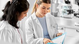 Forscherinnen mit Unterlagen.jpg