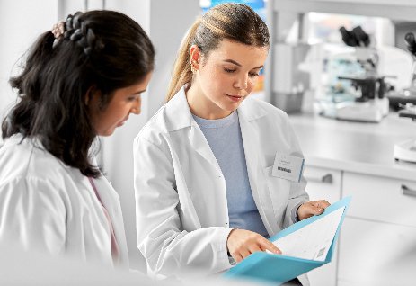 Forscherinnen mit Unterlagen.jpg