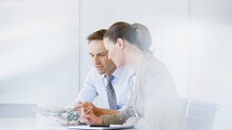 Frau Mann Besprechungstisch plainpicture.jpg