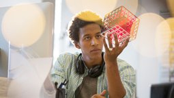 Junger Mann Kubus betrachtend.jpg