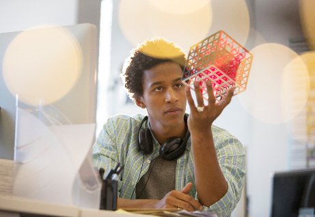 Junger Mann Kubus betrachtend.jpg