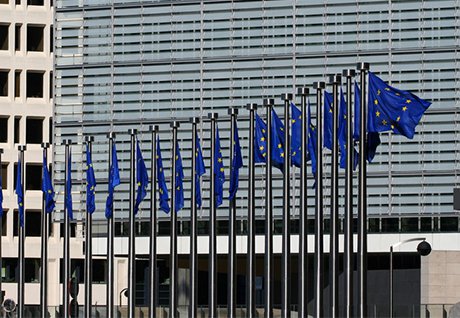 Kommissionsgebäude mit EU-Fahnen.jpg