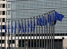 Kommissionsgebäude mit EU-Fahnen.jpg