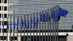 Kommissionsgebäude mit EU-Fahnen.jpg