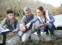 Professor mit Studis an Fluss.jpg