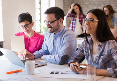 StudentInnen mit Laptop.jpg