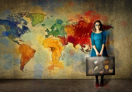 Studentin mit Koffer vor Weltkarte.jpg