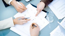 Tisch Hände Papier Stifte.jpg